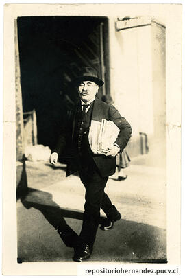 Roberto Hernández con documentos bajo el brazo