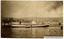 Embarcación en el puerto Valparaíso