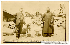Postal Roberto Hernández con mujeres y sacerdote. Recuerdo de la visita a Quintero 1931